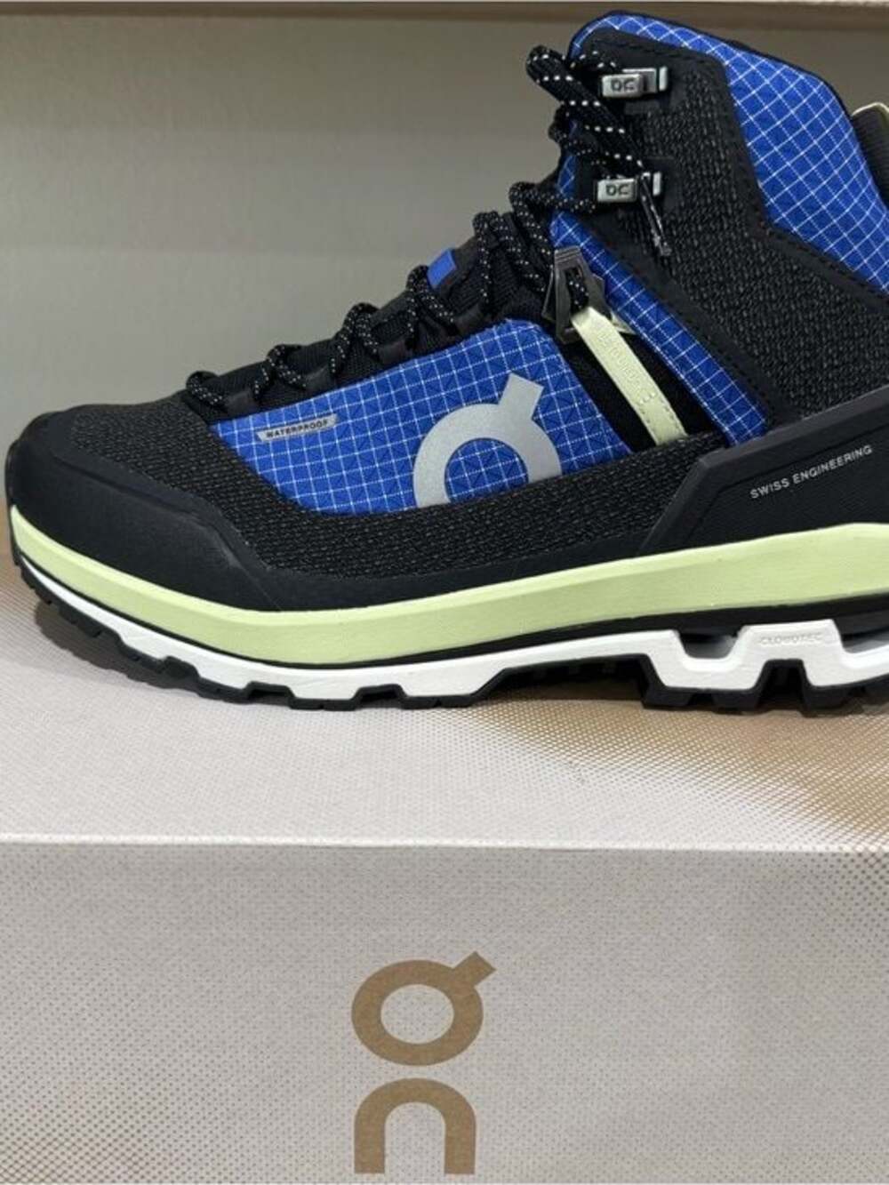 On Running Women’s Size 9 Waterproof Boot. - Picture 8 of 8